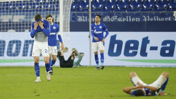 Nešťastní fotbalisté Schalke, právě od Kolína nad Rýnem inkasovali gól ve třetí...