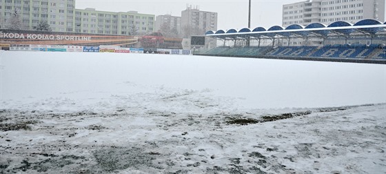 Hřiště na stadionu v Mladé Boleslavi je po celodenním sněžení nezpůsobilé,...