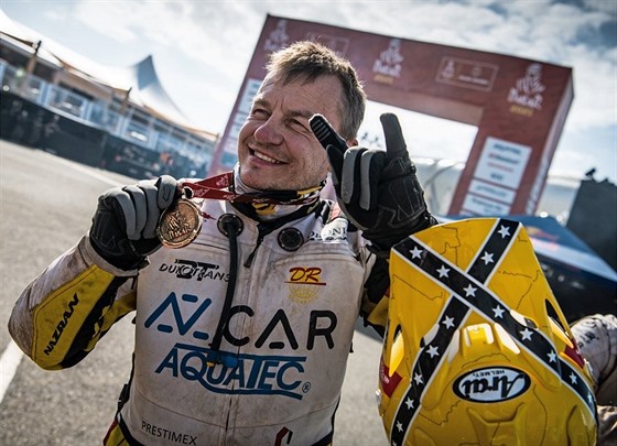 Liberecký závodník David Pabiška šťastný v cíli minulého ročníku Rallye Dakar. Teď se chystá na další start. 