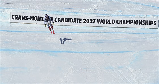 Ester Ledecká ve sjezdu v Crans Montaně.