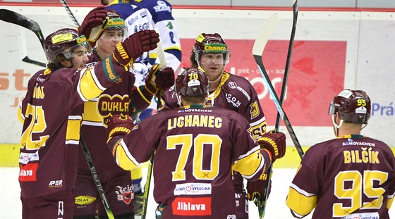 Hokejisté Jihlavy se radují z gólu v duelu se Šumperkem.