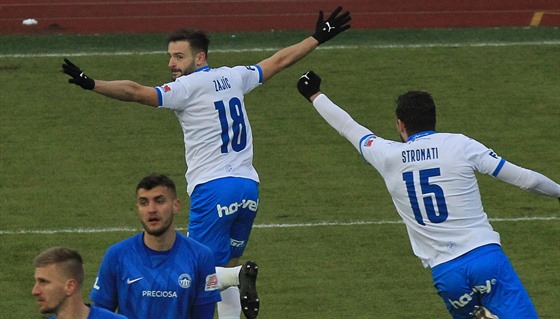 Ostravský Tomáš Zajíc (vlevo) se raduje z gólu v zápase s Libercem. S gratulací...