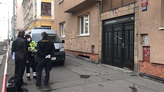 V domě v Praze 5 vyšetřují kriminalisté násilnou smrt ženy. (20.1.2021)