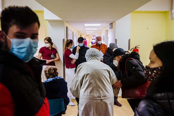 V některých z očkovacích center v Praze se v pondělí 18. ledna tvořily...