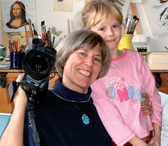 Režisérka Hana Pinkavová při natáčení s dětskými talenty