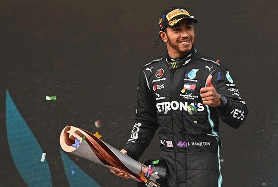 Lewis Hamilton se raduje po Velké cen Turecka formule 1.