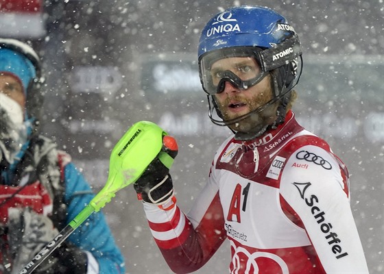 Marco Schwarz se raduje ze svého výkonu ve slalomu ve Schladmingu.