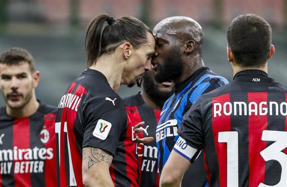 Zlatan Ibrahimovic (vlevo) z AC Milán a Romelu Lukaku z Interu Milán si...