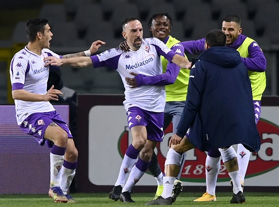 Franck Ribéry slaví se spoluhráči z Fiorentiny svůj gól.