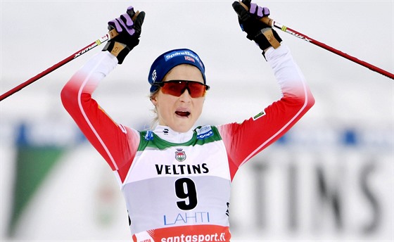 Therese Johaugová slaví triumf ve skiatlonu v Lahti.