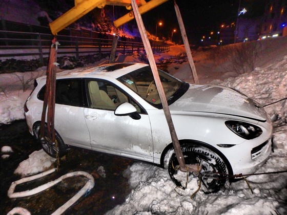 Hasiči vytahovali havarované auto z koryta Úpy v Peci pod Sněžkou, jejich...