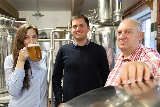 Michal Pomahač (uprostřed), majitel pivovaru Kytín