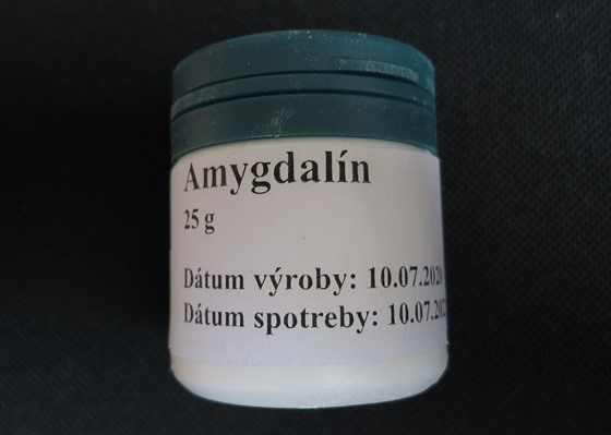 Amygdalin v tle po poití metabolizuje na kyanovodík a kyanidy.
