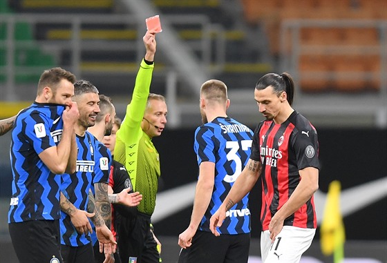 Zlatan Ibrahimovic z AC Milán dostává ervenou kartu od sudího Paola Valeriho v...