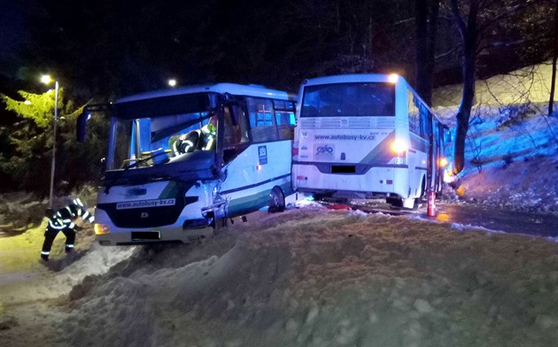 Dopravní nehoda dvou autobus v Rotav na Sokolovsku. (22. ledna 2021)