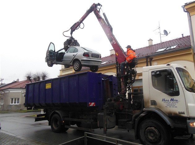 Z ulice Rostislavovy v Prostjov nechalo msto odtáhnout a zlikvidovat...