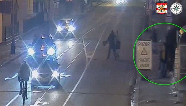 VIDEO: Muž na zastávce útočil nohou od stolu, policisté hledají svědky