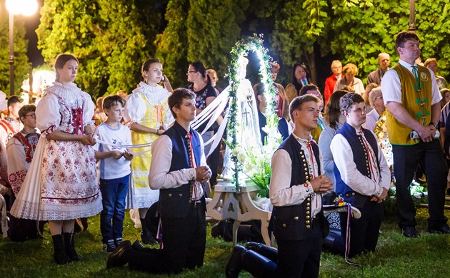 Nosítka se sochou Panny Marie pinese do aroic kadá farnost. Za tmy se...