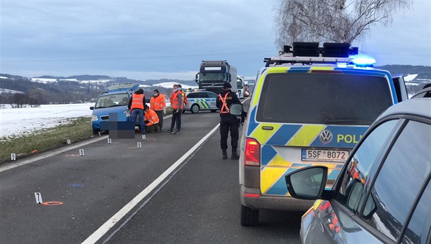 Muže srazilo auto při výměně kola vozu, řidič ujel směrem na Benešov