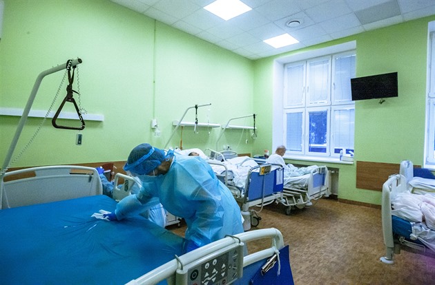 Čtvrtina vyléčených z covidu neopustí nemocnici, zůstávají týdny i měsíce