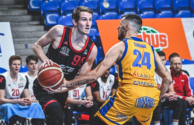 Nymburk po výhře v Opavě ovládl základní část basketbalové ligy