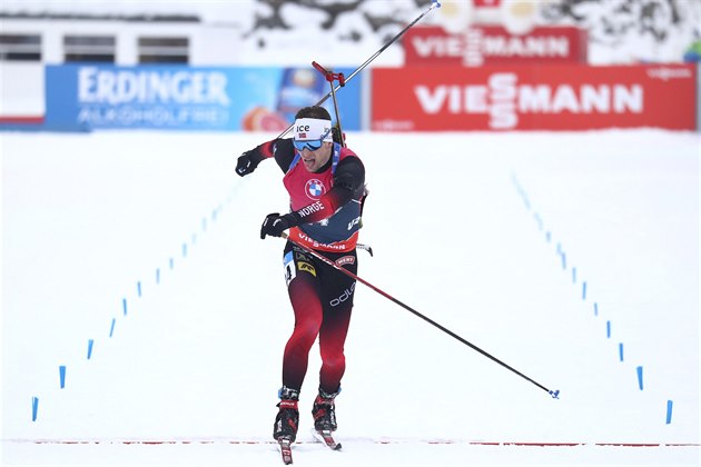 Sturla Holm Lägreid z Norska finišuje ve vytrvalostním závodě v Anterselvě.