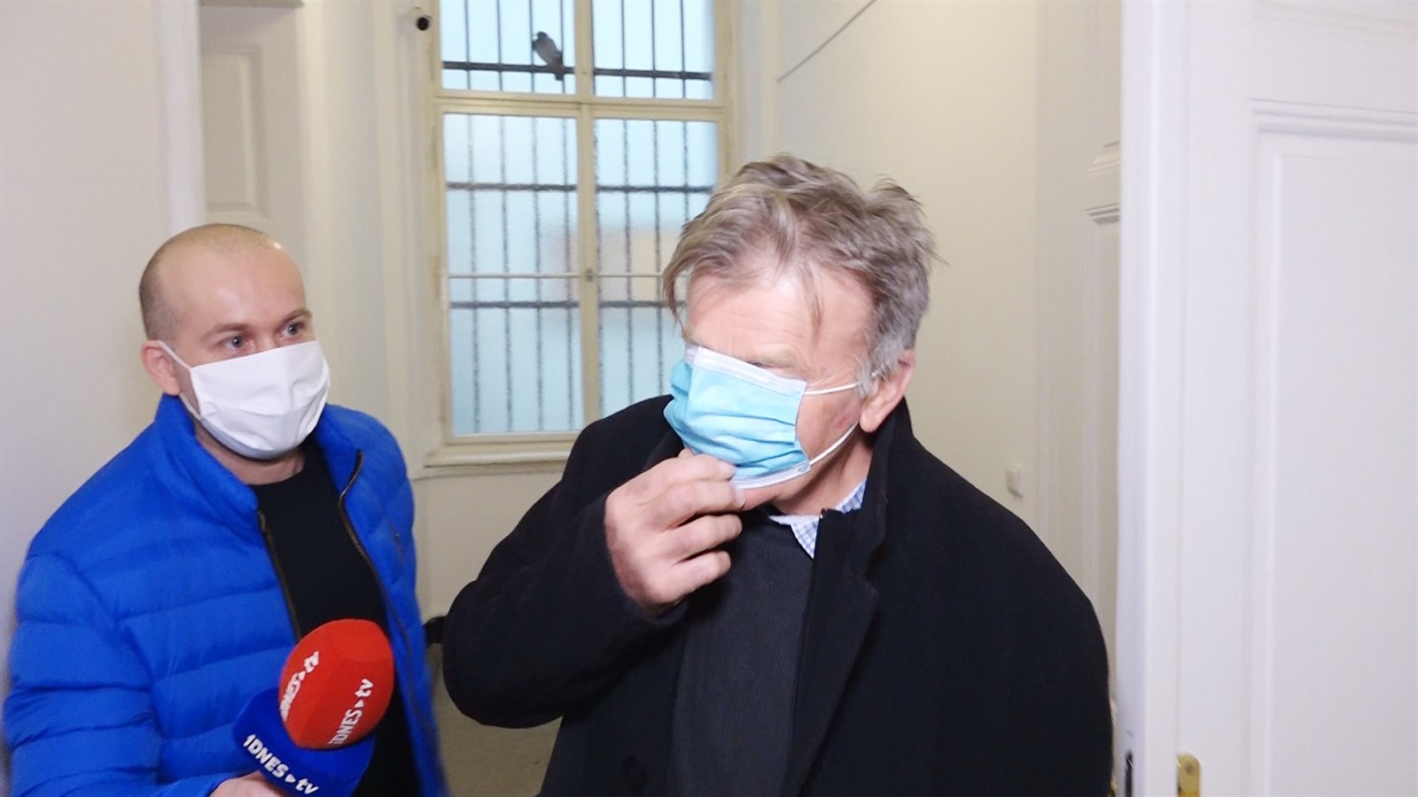 Ob�alovaný bývalý p�íslu�ník StB Vladimír Novotný (vpravo) u Obvodního soudu...