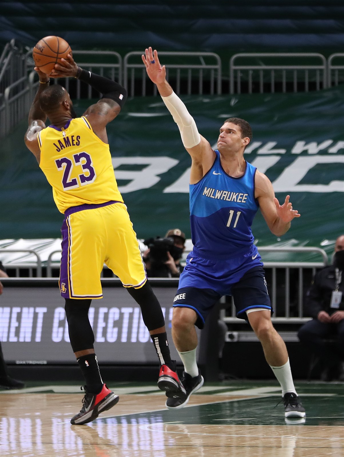 Basketbalisté Lakers v NBA vyhráli v Milwaukee, s 34 body zazářil James