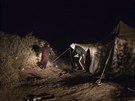 Západní Sahara. Paeráci lidí schovávají luny urené pro plavbu na Kanárské...