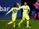 Luis Suárez oslavuje svj gól, s gratulací spchá Ángel Correa.