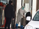 Výzkumníci z WHO opoutjí hotel, kde podstoupili karanténu. (28. ledna 2021)