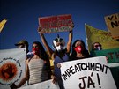 Lidé ve mst Brasília demonstrují proti prezidentovi Jairu Bolsonarovi. (24....