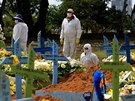 Hrobníci pohbívají obti covidu-19 na hbitov ve mst Manaus ve stát...
