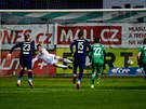 Branká Bohemians Patrik Le Giang (v bílém) inkasuje tetí gól v zápase proti...