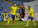 Fotbalisté Zlína se radují ze vsteleného gólu proti Baníku Ostrava.