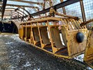 Závsný vozík na pepravu horníku v podzemí povený na závsné kolejnici