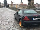 Auta parkuj� na Karlov� most�. Jde o protest proti vl�d�