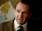 Britský herec Ralph Fiennes ve filmu Kingsman: První mise (2021)