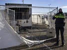 Nizozemský policista fotí zdevastované stedisko pro testy na covid-19, které v...