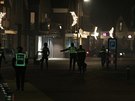 Nizozemská policie zasahovala proti protestující mládei, která zapálila...