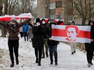 Blorusové ve svých protestech proti prezidentovi Alexandru Lukaenkovi...