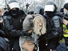 Policie zatýká enu pi víkendových protestech proti uvznní opoziního...