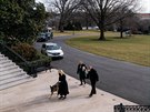 Do Bílého domu dorazili Bidenovi nmetí ováci Champ a Major. (25. ledna 2021)
