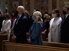 Joe Biden a jeho manelka Jill Bidenová se úastní me v katedrále apotola sv....