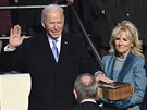 Joe Biden písahá na Bibli, kterou drí jeho manelka Jill Bidenová. (20. ledna...