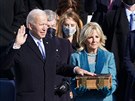 Joe Biden písahá na Bibli, kterou drí jeho manelka Jill Bidenová. (20. ledna...