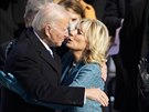 Prezident Joe Biden objímá první dámu Jill Bidenovou poté, co sloil písahu....