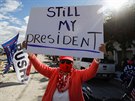 Fanouek odcházejícího amerického prezidenta Donalda Trumpa drí transparent ve...