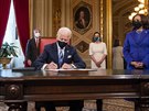 Prezident Joe Biden podepisuje inauguraní dekret. (20. ledna 2021)