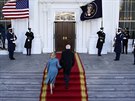 Prezident Joe Biden a Jill Bidenová ped prvním vstupem do Bílého domu. (20....
